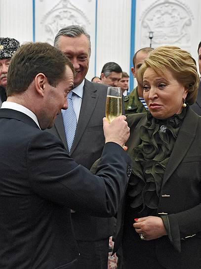 Через два месяца Дмитрий Медведев наконец сможет поднять бокал за нового губернатора Петербурга