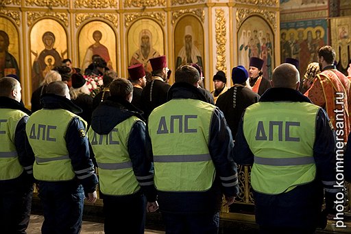 Основная стойка сотрудника без жезла — стоять прямо, без напряжения... грудь приподнята, плечи развернуты; руки свободно внизу; голову держать прямо; смотреть перед собой. Кемеровская область, 2008 год