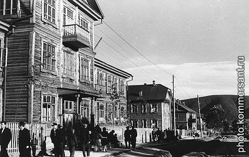 Товарищ Микоян указал руководителям Нижне-Амурской области (на фото -- Николаевск-на-Амуре), что экономика их региона идет ко дну. Руководящие товарищи решили утопить это горе в вине