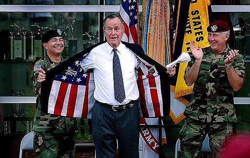 41-й президент США Джордж Буш-старший на военной базе Fort Bragg. США. 2004 