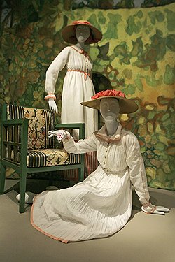 Московская публика не увидит платьев Поля Пуаре из собрания Metropolitan Museum (на фото) потому, что вашингтонская публика не увидела полотно Гогена "Жена короля" из коллекции ГМИИ