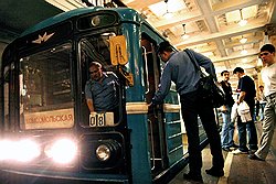 Попасть на "Комсомольскую" немосквичам несколько труднее, чем на другие станции метро 