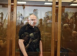 Михаила Ходорковского отделяет от свободы не только решетка, но и сварщик