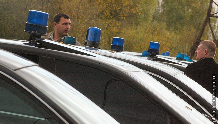 Подыскивающие ПМЖ за пределами России хотят оказаться подальше от человека в форме, человека с мигалкой (на фото) и человека, во всеоружии идущего на третий срок
