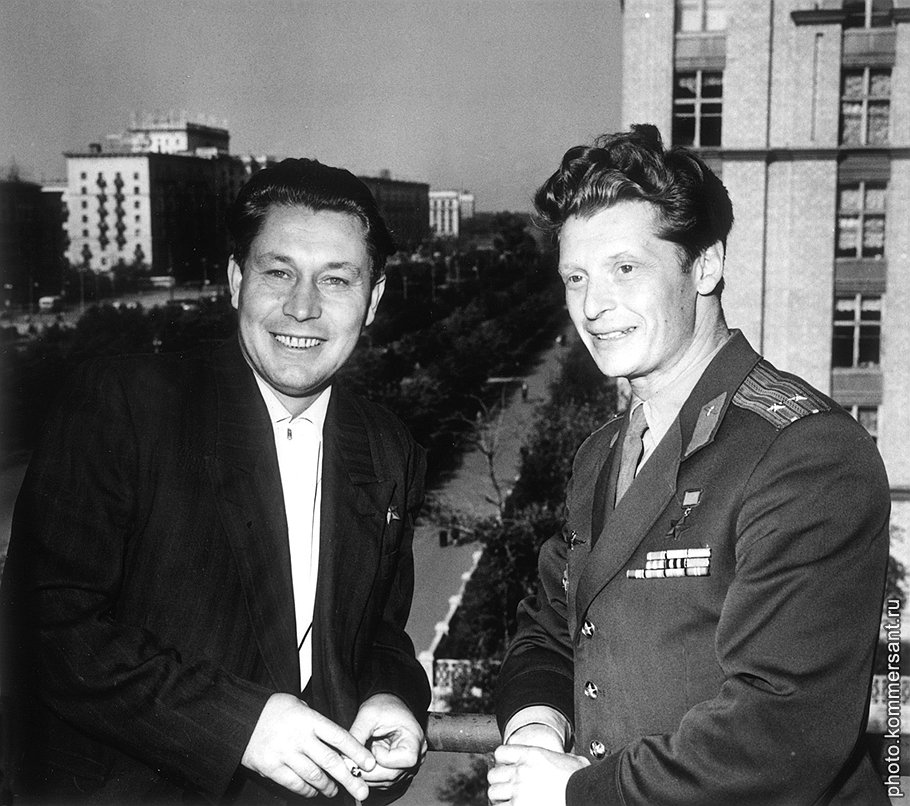 Шеф-пилот КБ Сухого Владимир Ильюшин (справа) ничего не знал о пленных американцах. Зато видел немало привезенных в СССР американских самолетов и их частей 