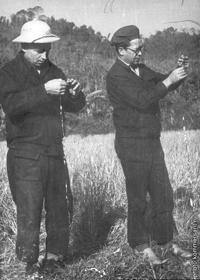 Вьетнамцы внимательно следили за тем, что мотают на ус советские трофейщики (на фото — с лентами бортовых самописцев)