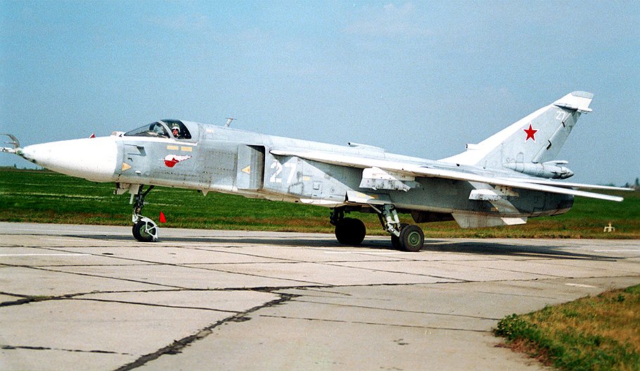 Как утверждали в КБ Сухого, любое сходство узлов, деталей и электронного оборудования Су-24 (на фото) и F-111 является случайным совпадением 