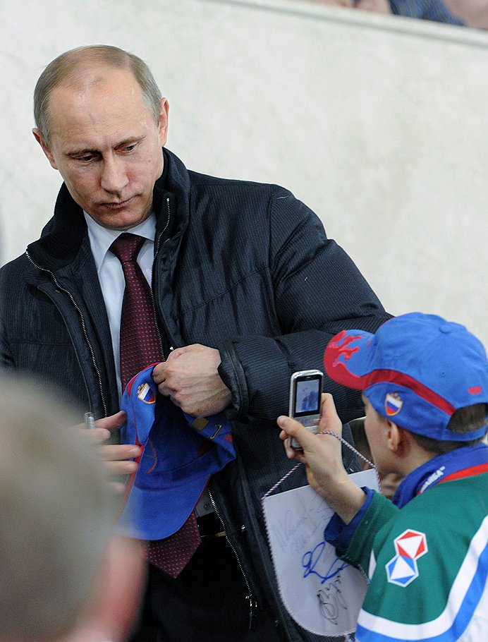 Премьер России Владимир Путин на матче детского хоккейного турнира &quot;Золотая шайба&quot; в Лужниках. &lt;B>2011 год&lt;/B>