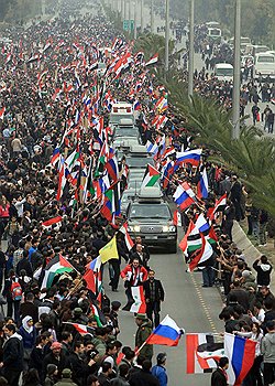 Сторонники и противники Башара Асада нашли каждый свое применение российскому флагу (на фото — российский кортеж в Дамаске)