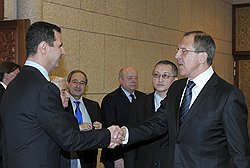 Если правительство Бараша Асада (слева) падет, следующего дружеского рукопожатия в Дамаске Сергей Лавров дождется не скоро