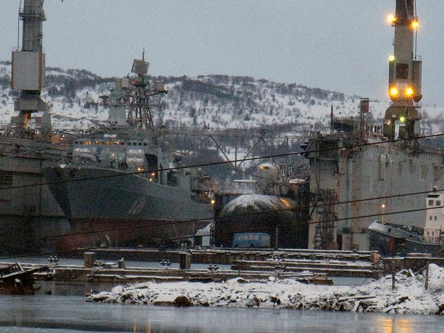 Плавучий док ПД-50 в декабре 2011 года. Слева — большой противолодочный корабль &quot;Вице-адмирал Кулаков&quot;, справа — К-84 &quot;Екатеринбург&quot; 