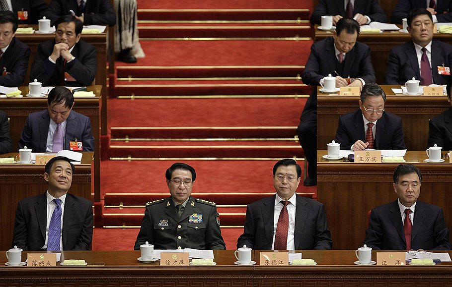 Лидер ультраправых сил в Компартии Китая Ван Ян (крайний справа) стал главным оппонентом ультралевых коммунистов во главе с Бо Силаем (крайний слева) 
