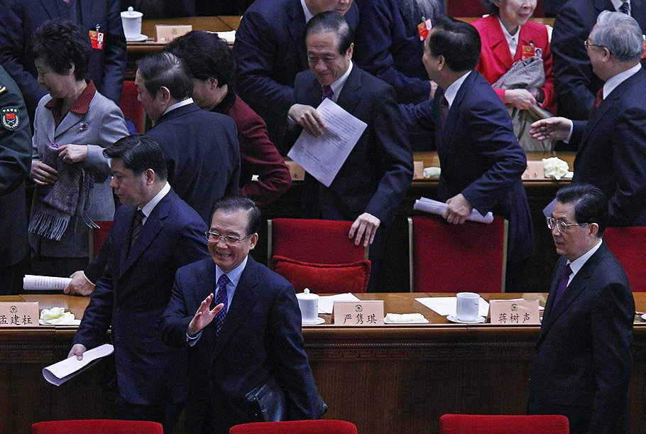 Перед тем как уйти на пенсию, 69-летние премьер Вэнь Цзябао (на переднем плане — слева) и председатель Ху Цзиньтао (справа) решили завершить карьеру 63-летнего Бо Силая 
