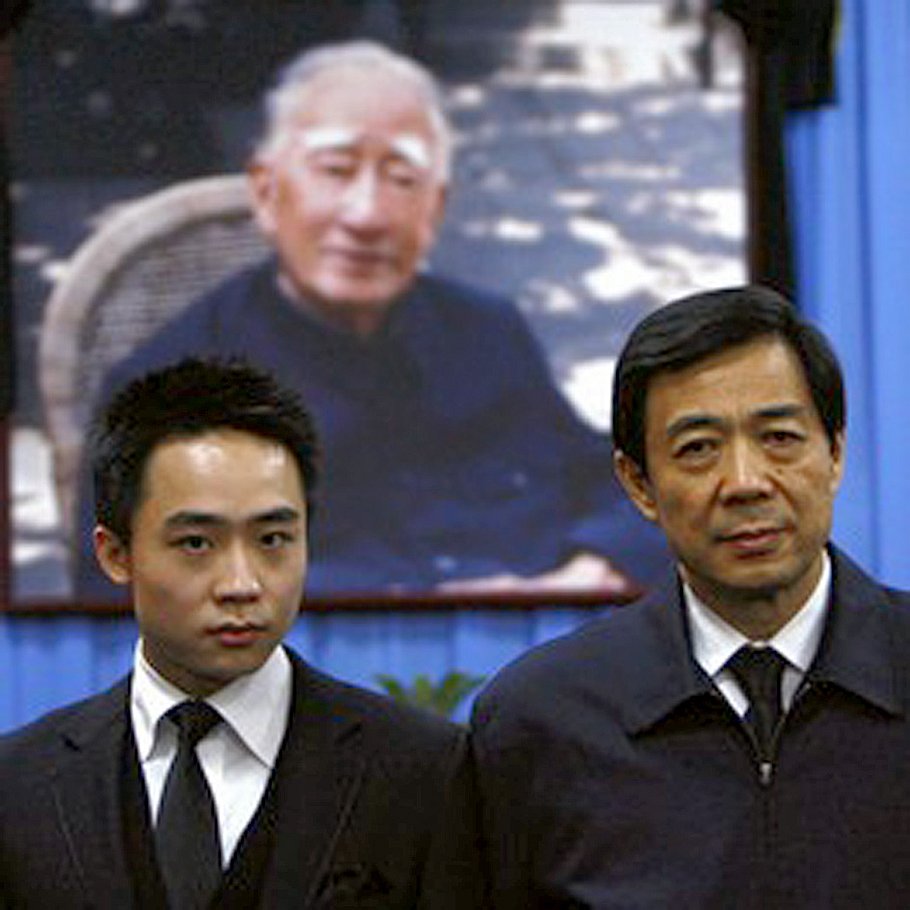 Тень отца Бо Ибо (на портрете) не смогла спасти репутацию Бо Силая (на фото вверху справа) от урона, нанесенного ей похождениями Бо Гуагуа 
