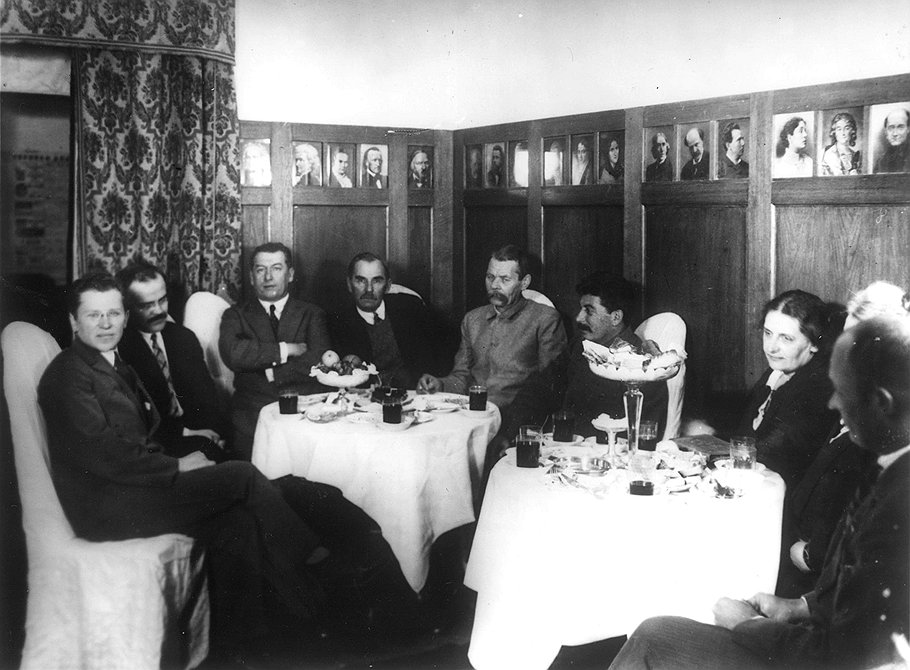 Ягода использовал дружеские отношения Авербаха (на фото — первый слева) с Горьким (пятый слева), чтобы с их помощью добиться благосклонности Сталина (справа от Горького) 