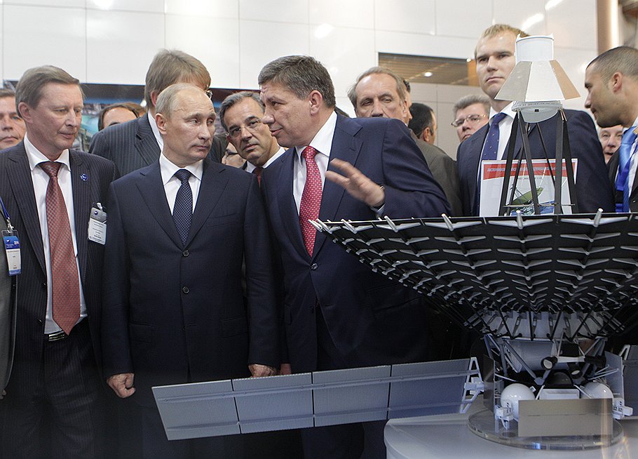Владимир Поповкин (в центре) получил высочайшее одобрение на перетряску хозяйства Анатолия Перминова