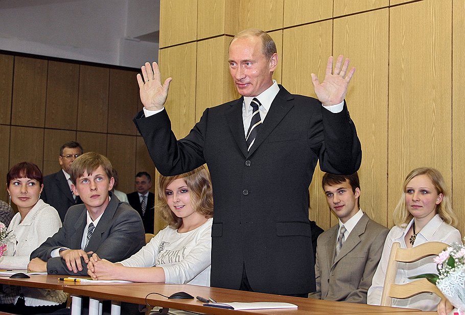 Не покладая рук. Президент России Владимир Путин. Химки, 2006 год