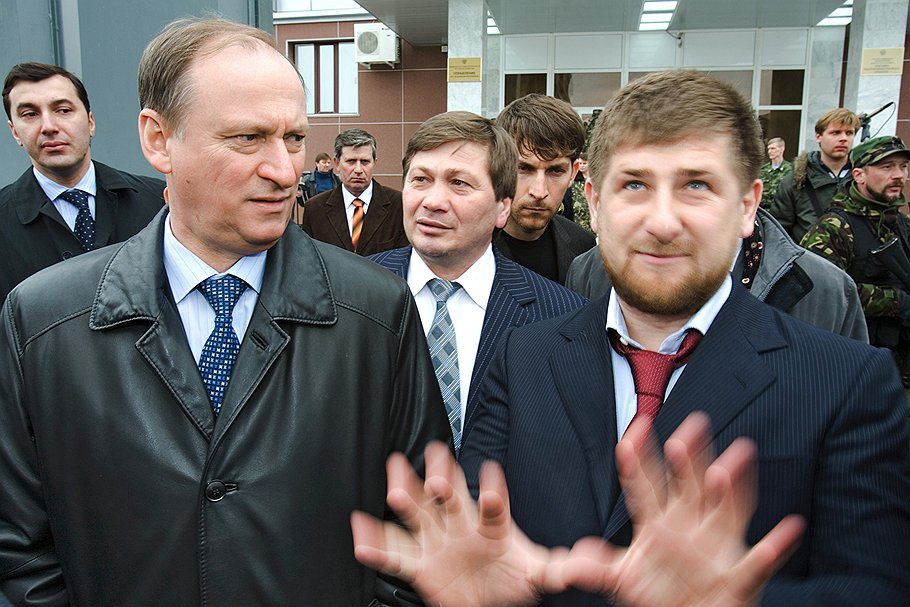Ловкость рук. Директор ФСБ Николай Патрушев и президент Чечни Рамзан Кадыров. Грозный, 2007 год