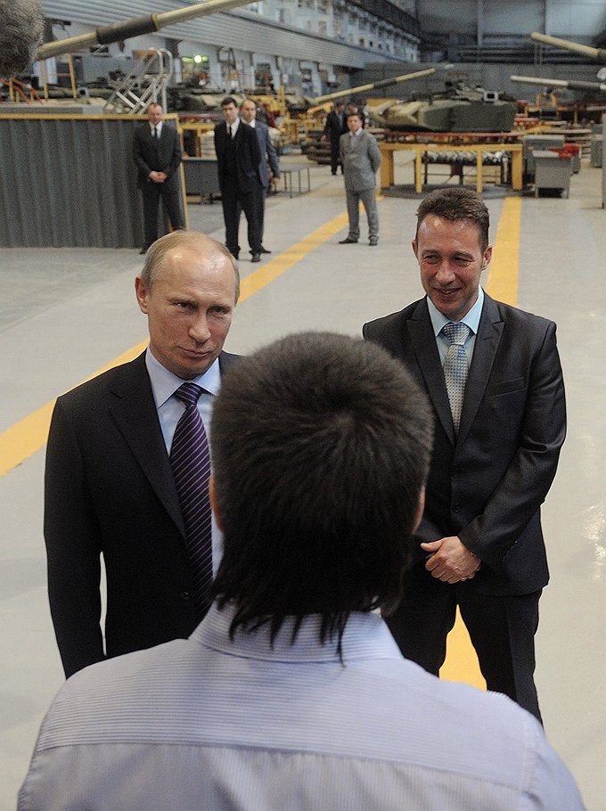 Владимир Путин (слева) высоко оценил готовность Игоря Холманских (справа) разгонять оппозиционные митинги 