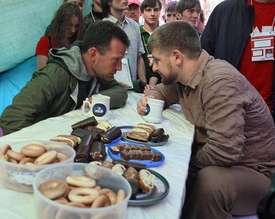 Комиссар молодежного движения &quot;Наши&quot; Василий Якеменко (слева) и председатель правительства Чеченской республики Рамзан Кадыров. Тверская область, &lt;b>2006 год&lt;/b>