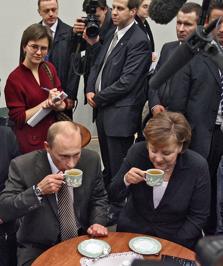 Президент России Владимир Путин и канцлер Германии Ангела Меркель. &lt;b>Сочи, 2007 год&lt;/b>