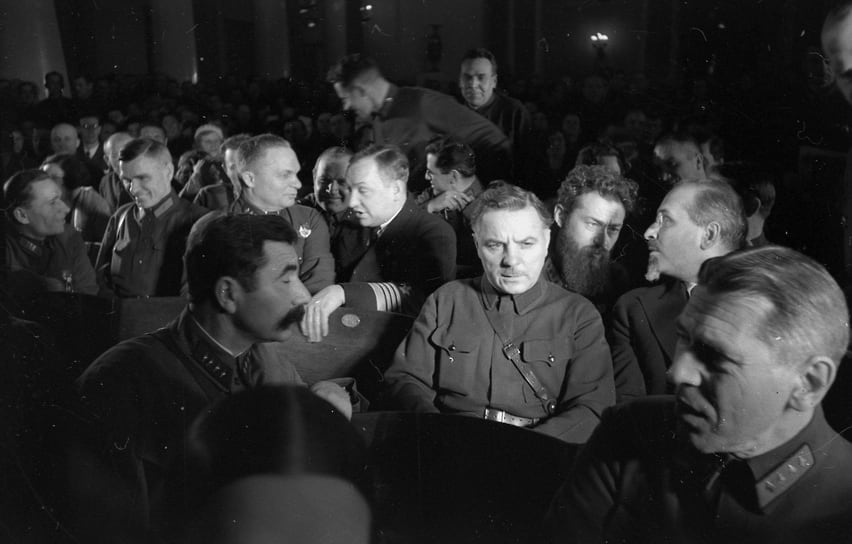 После провала военных переговоров с Германией военное руководство (Ворошилов — в центре) косо смотрело на участвовавшего в них Шапошникова (крайний справа)