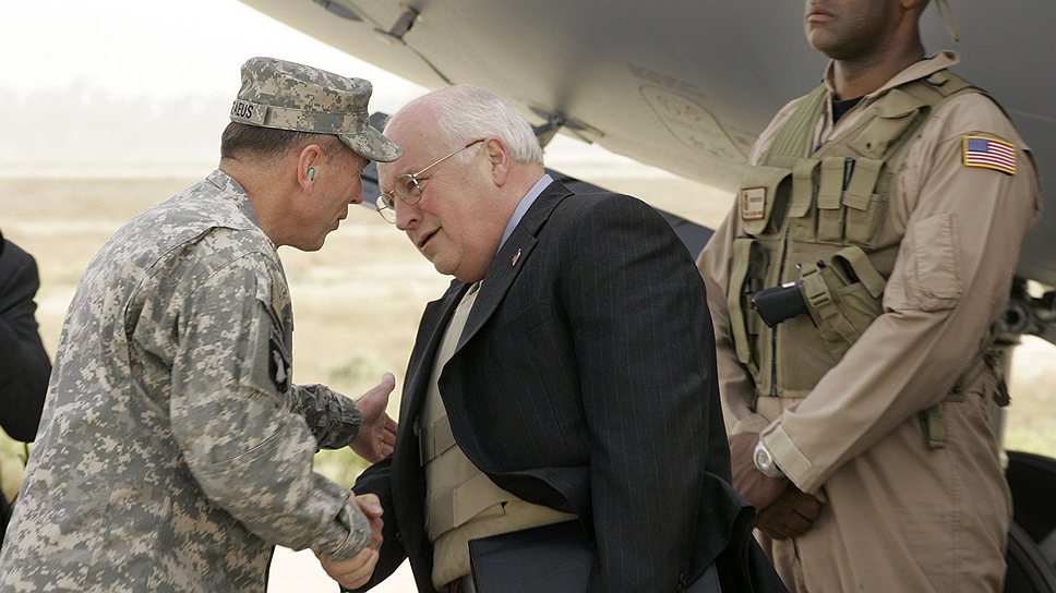Критики утверждают, что бывший глава Halliburton, вице-президент США Дик Чейни, начал войну в Ираке в интересах крупных нефтяных корпораций