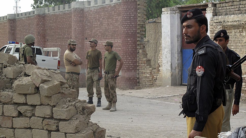 Через бреши в стенах тюрьмы пакистанского города Дера-Исмаил-Хан талибы смогли вывести почти половину заключенных