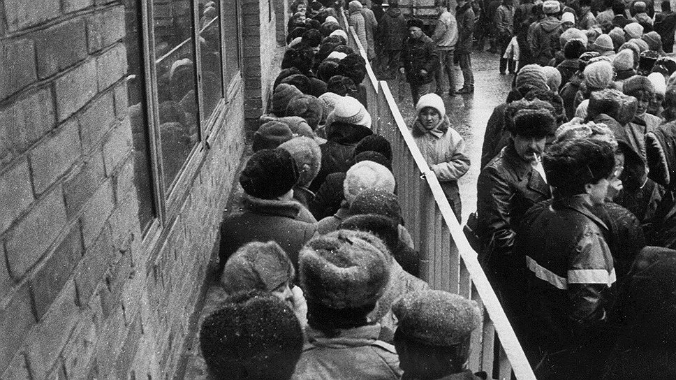 Чем более многословные решения об улучшении жизни трудящихся принимали партия и правительство, тем длиннее становились очереди за самым необходимым 