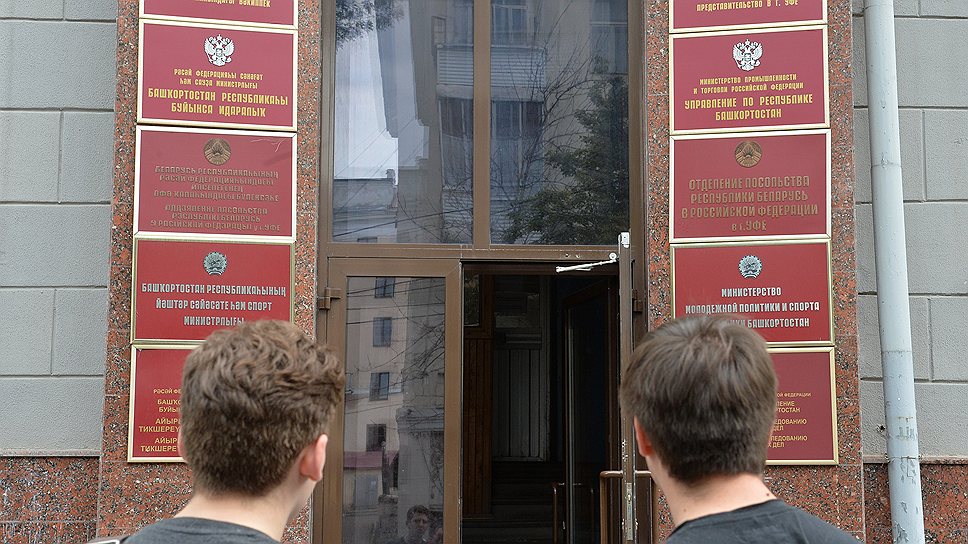 Сотрудники СК, как и многих госструктур в Уфе, работают в одном здании на улице Советской: на втором этаже, по утверждениям правозащитников, задержанных пытали, а на первом проверяли их жалобы
