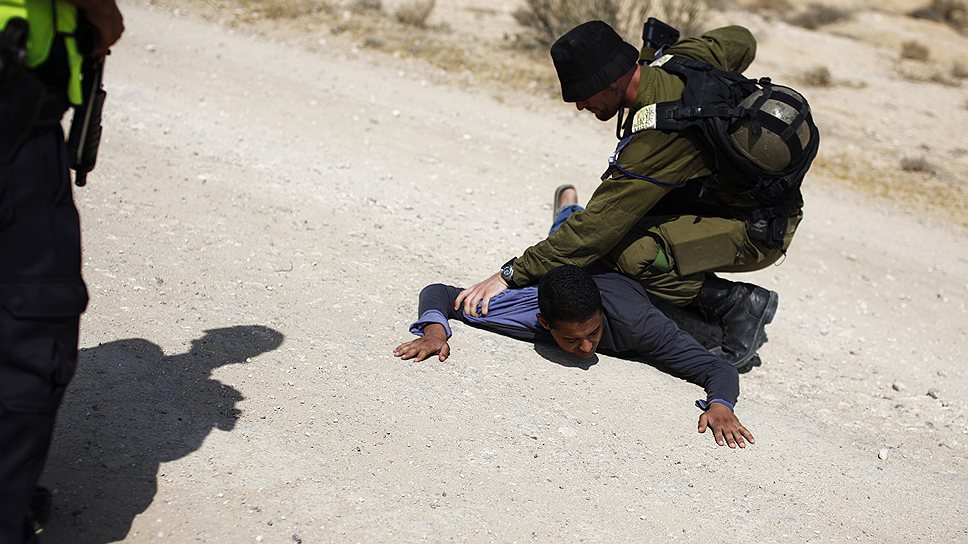 Израильские пограничники охотно дают приезжим первые уроки гостеприимства и толерантности