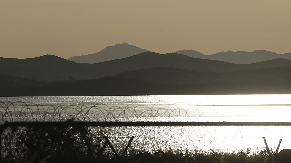 Предрассветный пейзаж на межкорейской границе особенно хорош в отблесках колючей проволоки