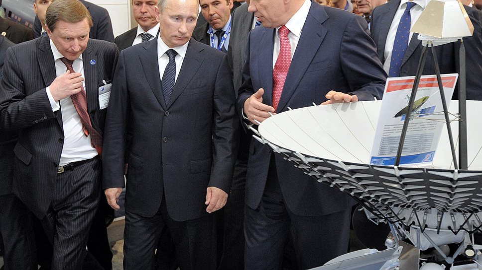 Глава Роскосмоса Владимир Поповкин (справа) не смог убедить Владимира Путина в том, что именно его план реформы ведомства является правильным