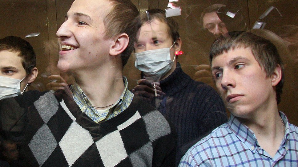 Отсидевший три года за одно из преступлений, совершенных националистической бандой Артура Рыно и Павла Скачевского (на фото — справа), москвич Максим Руденко получил 3 млн руб. компенсации