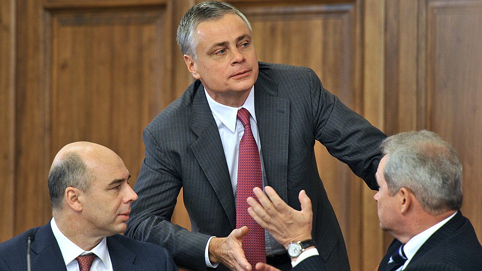 Желание оставаться на должности советника президента покинуло Александра Абрамова (в центре) уже через полтора года после назначения