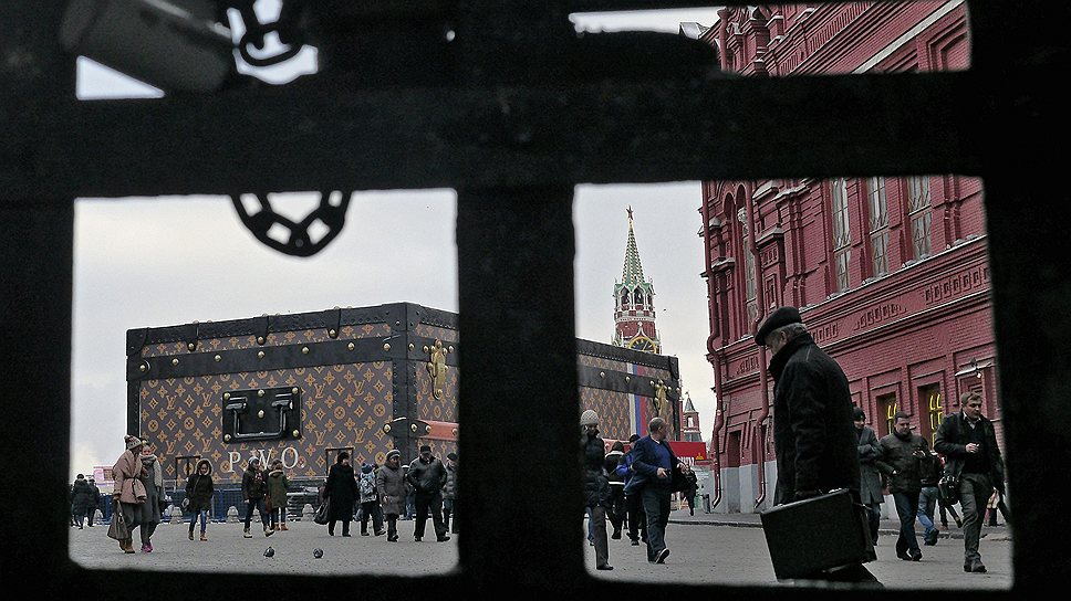 Чемодан Louis Vuitton на Красной площади вызвал патриотический гнев москвичей
