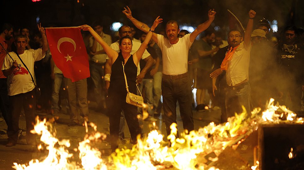 Летом Турцию охватили протесты в связи с застройкой парка Гези в Стамбуле 