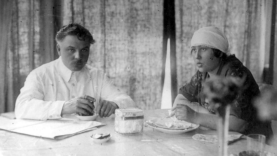 Сочинский чай, не сдобренный лимоном, показался наркому Ворошилову сделанным из веника (на отдыхе с женой, 1930 год) 
