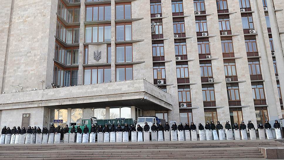 Непосредственному общению между митингующими у здания Донецкой областной администрации и ее сотрудниками мешает только сотня милицейских щитов 
