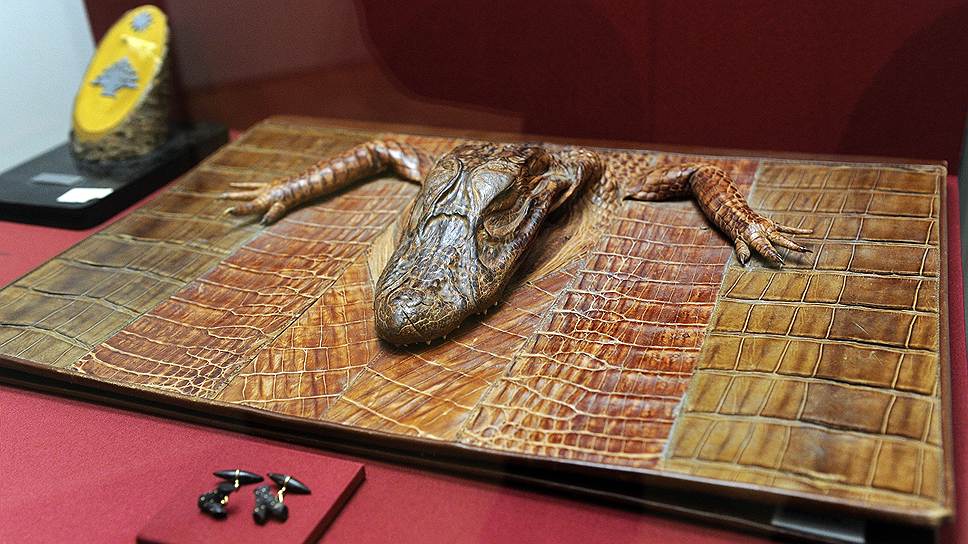 Портфель из крокодильей кожи -- подарок бразильских трудящихся товарищу Сталину