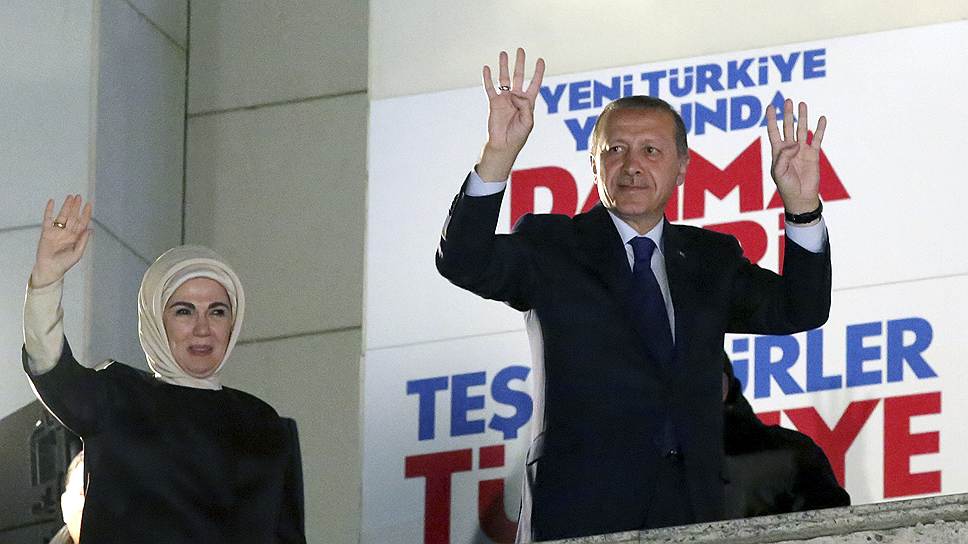 Своих торжествующих сторонников Реджеп Тайип Эрдоган приветствовал жестом египетских исламистов из движения &quot;Братья-мусульмане&quot; 
