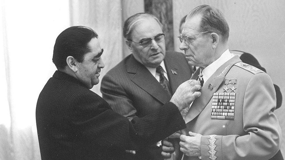 Назначение Устинова министром обороны (на фото — вручение ему маршальской звезды, 1976 год) вызвало появление у страны мощнейшего военно-промышленного комплекса