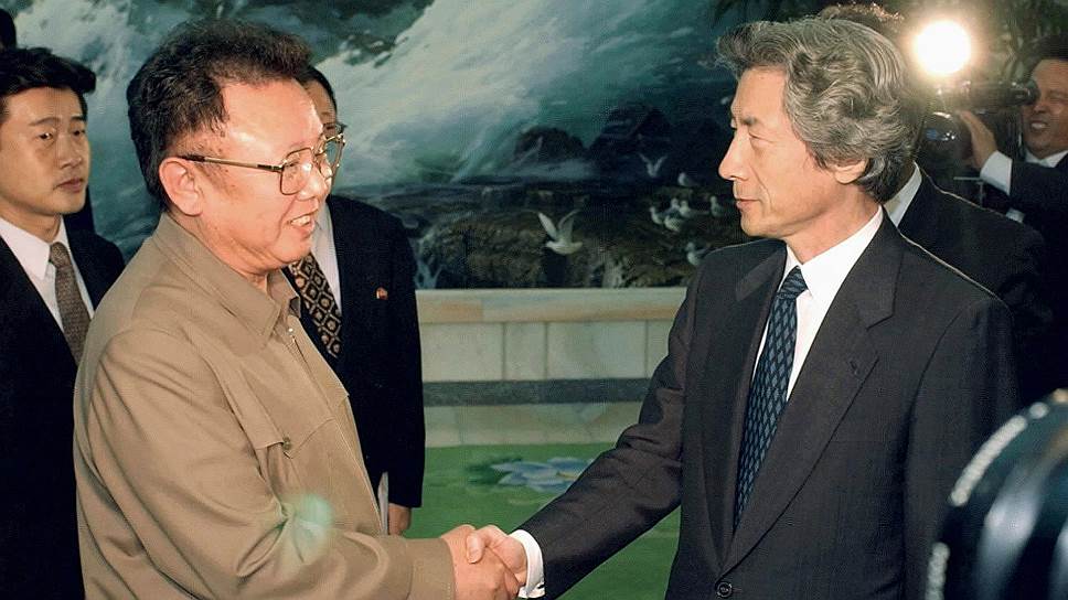 Только в 2002 году во время встречи с Дзюнъитиро Коидзуми Ким Чен Ир признался в том, что КНДР похищала японцев 
