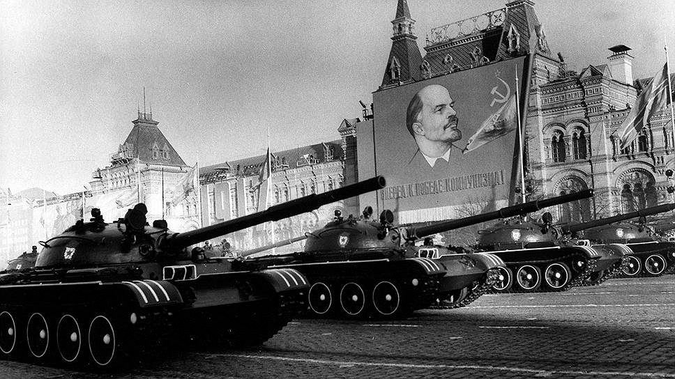 Затраты на производство огромного количества военной техники привели страну не к коммунизму, а к краху социализма