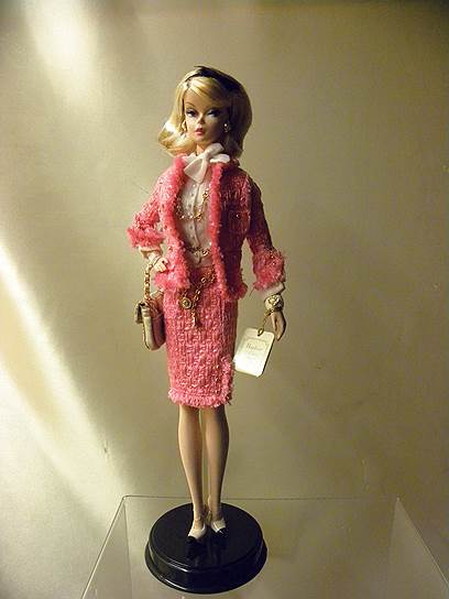 Барби в розовом (2008) могла бы носить Chanel
