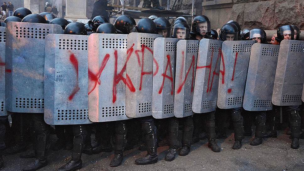 События последних месяцев показали, что новый президент Украины вряд ли сможет всерьез рассчитывать на профессионализм полиции 
