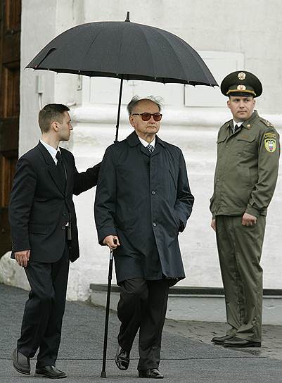 Войцех Ярузельский старался присутствовать на каждом московском параде Победы, куда его всегда приглашали (на фото — 9 мая 2005 года, по пути на Красную площадь) 
