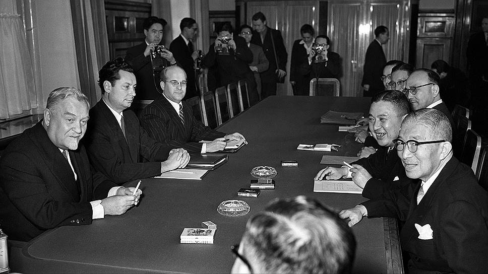 На всех этапах переговоров японская делегация пыталась добиться от Булганина (на фото -- слева) и Хрущева все новых и новых уступок 