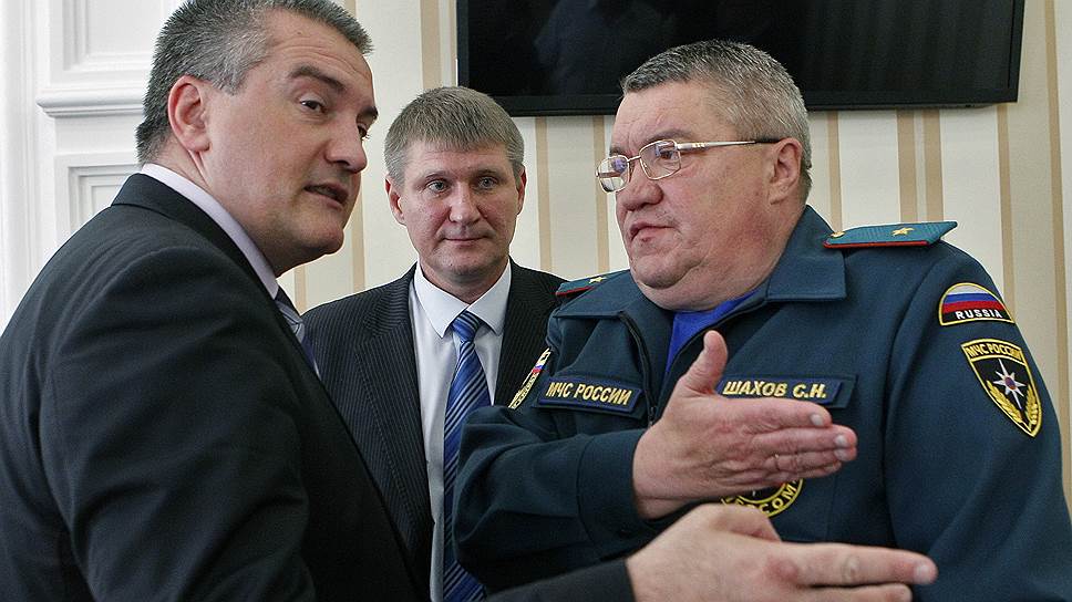 Первый вице-премьер Михаил Шеремет (в центре) командовал отрядами крымской самообороны 
