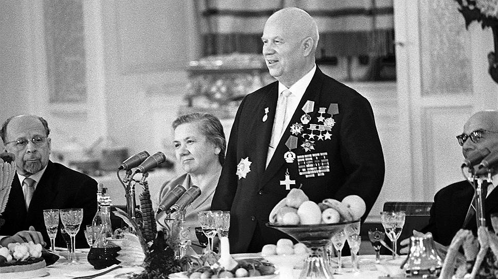 Те, кто прославлял достижения Хрущева в апреле 1964 года на праздновании его 70-летия (на фото), в октябре 1964 года с возмущением писали о его пагубном для страны стиле руководства